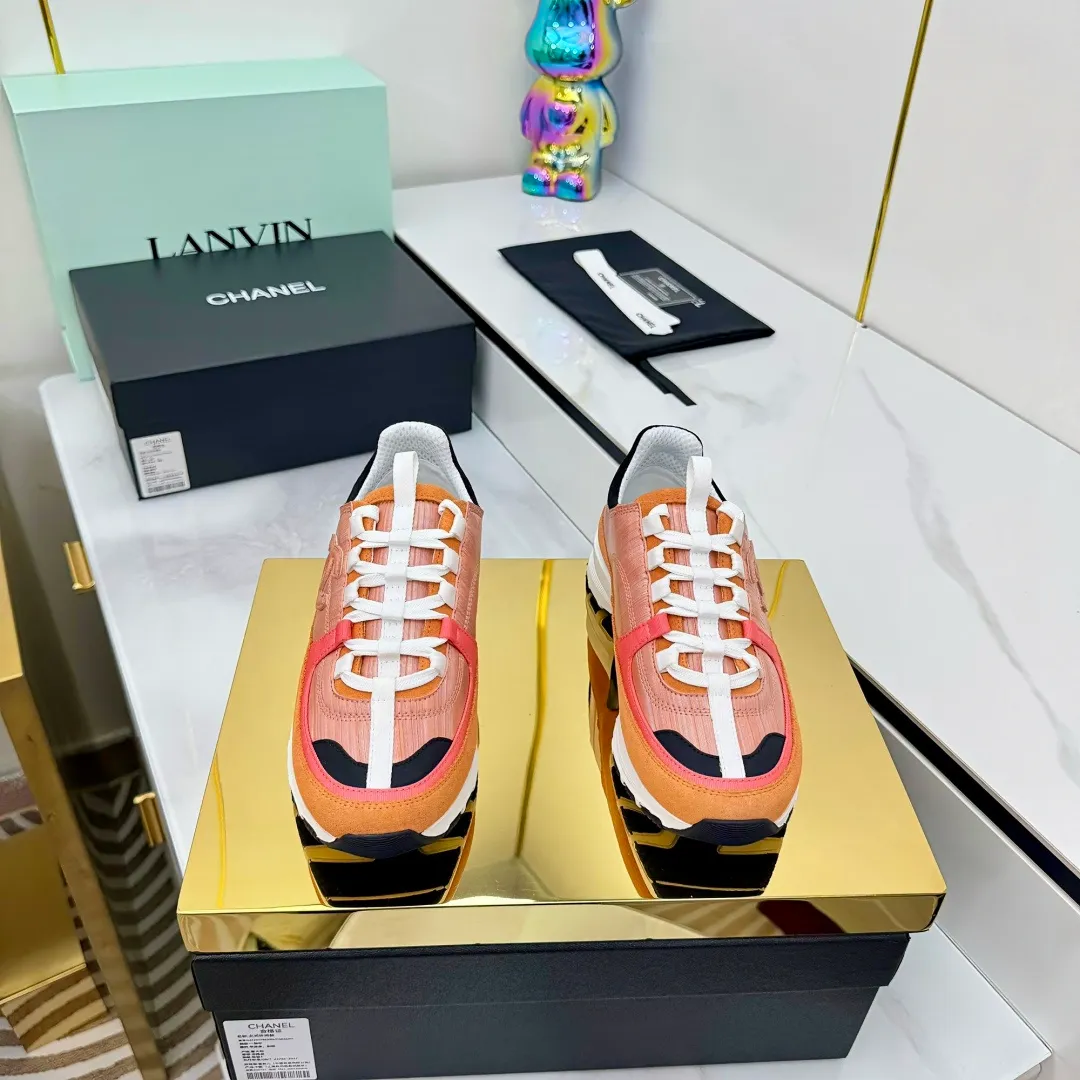 👟👟Ex-factory price 600👟👟High quality! ! ! CHANEL Chanel 25A latest thick-soled casual sports shoes. The counter is synchronized. The counter is very popular. It is a shoe that is very difficult to buy. The most popular thick-soled casual shoes on the Internet. As you can imagine, the most popular thick-soled casual shoes can not be missed. It has both good looks and comfort. Simple and versatile. The thick sole increases the height and is super versatile. Whoever wears it will look better. Upper: cowhide stitching. Lining: breathable mesh. Outsole: TPU original outsole. Size: 35-41 👉